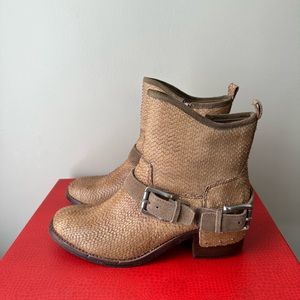 Women’s Donald Pliner Taupe Cut Snake Boot. IS SZ 7